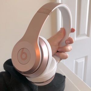 Apple Beats Solo3 in Rose Gold